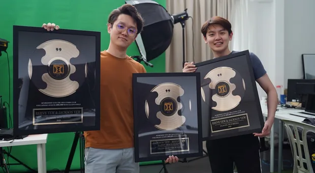 3 项 2 Comma Club Award